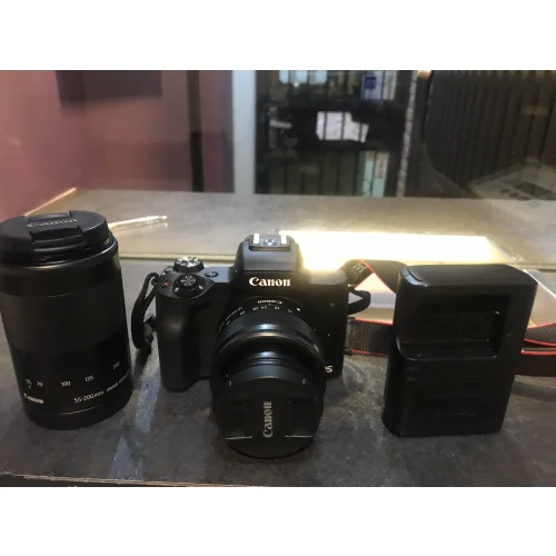 Aparat Canon EOS M50, obiektyw Canon 15-45 mm i Canon 55-200 mm